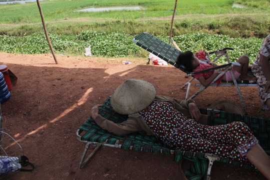 Bình Định: Lãnh đạo hẹn, dân tiếp tục giữ xe cán bộ yêu cầu đối thoại - ảnh 6