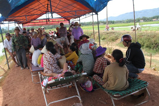Bình Định: Lãnh đạo hẹn, dân tiếp tục giữ xe cán bộ yêu cầu đối thoại - ảnh 7