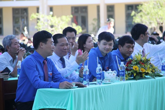 Anh Lê Quốc Phong dự khai giảng, trao tặng công trình thanh niên tại Bình Định - ảnh 2