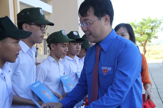 Anh Lê Quốc Phong dự khai giảng, trao tặng công trình thanh niên tại Bình Định - ảnh 5