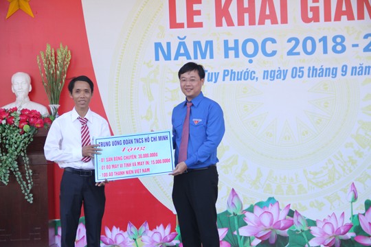 Anh Lê Quốc Phong dự khai giảng, trao tặng công trình thanh niên tại Bình Định - ảnh 3