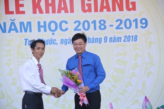 Anh Lê Quốc Phong dự khai giảng, trao tặng công trình thanh niên tại Bình Định - ảnh 4