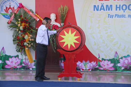 Anh Lê Quốc Phong dự khai giảng, trao tặng công trình thanh niên tại Bình Định - ảnh 6
