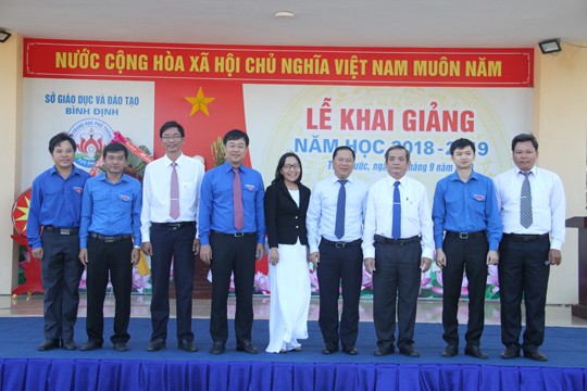 Anh Lê Quốc Phong dự khai giảng, trao tặng công trình thanh niên tại Bình Định - ảnh 7