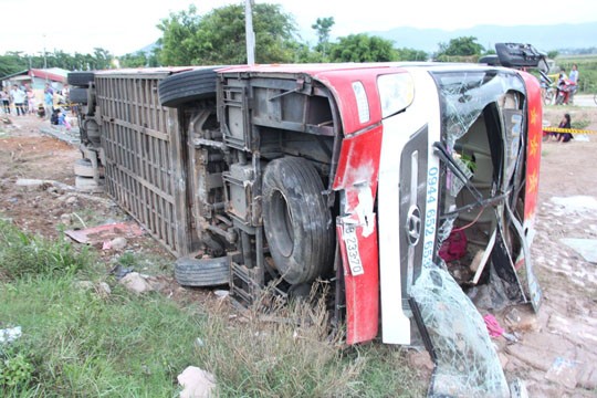 29 hành khách lăn xuống ruộng suýt chết vì “né” xe công - ảnh 1