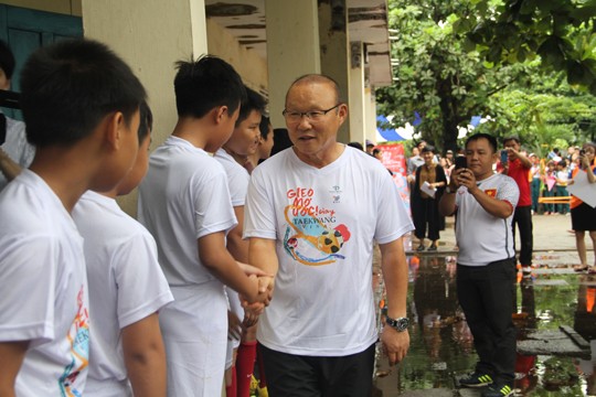 HLV Park Hang Seo “Gieo ước mơ” với trẻ thơ Bình Định - ảnh 2