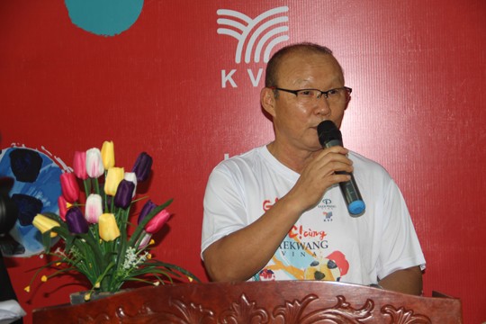 HLV Park Hang Seo “Gieo ước mơ” với trẻ thơ Bình Định - ảnh 3