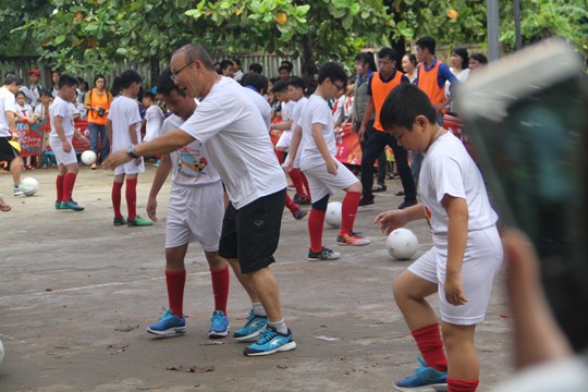 HLV Park Hang Seo “Gieo ước mơ” với trẻ thơ Bình Định - ảnh 9