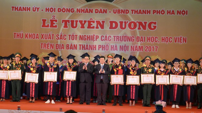 Hà Nội vinh danh 84 thủ khoa tốt nghiệp xuất sắc năm 2017 - ảnh 2