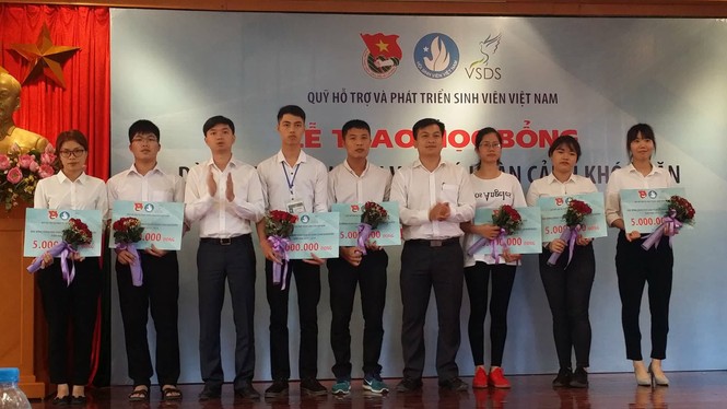 Sinh viên nghèo nhận học bổng - ảnh 1