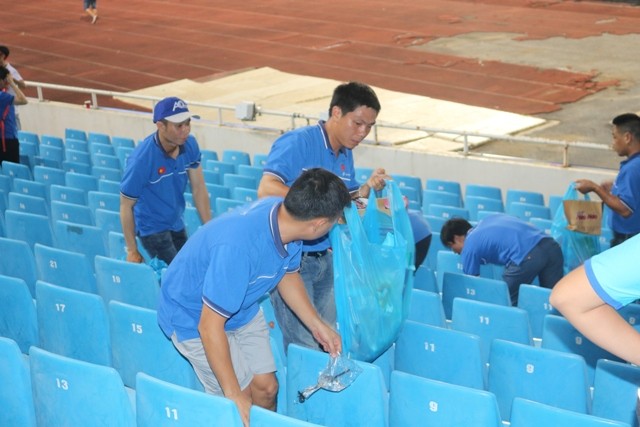 CĐV nhặt rác sân Mỹ Đình sau chiến thắng của U23 Việt Nam - ảnh 3