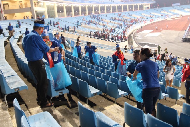 CĐV nhặt rác sân Mỹ Đình sau chiến thắng của U23 Việt Nam - ảnh 5