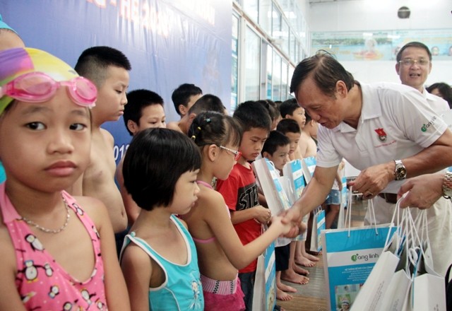 Khai mạc lớp học bơi miễn phí cho thiếu nhi có hoàn cảnh khó khăn - ảnh 1