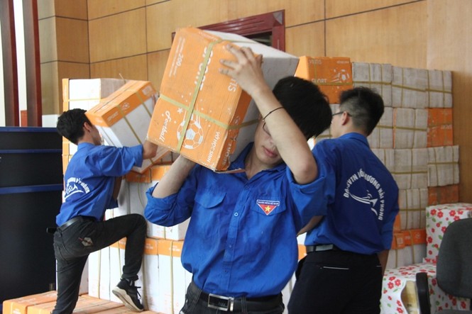 Một triệu cuốn vở tặng bạn vùng lũ - ảnh 4