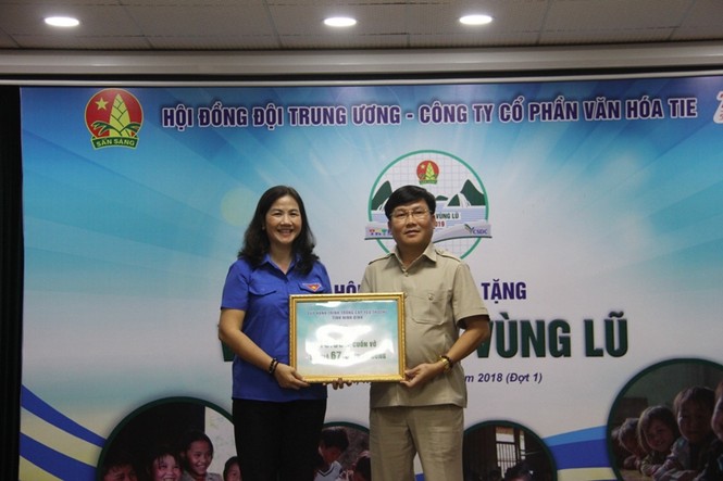 Một triệu cuốn vở tặng bạn vùng lũ - ảnh 1
