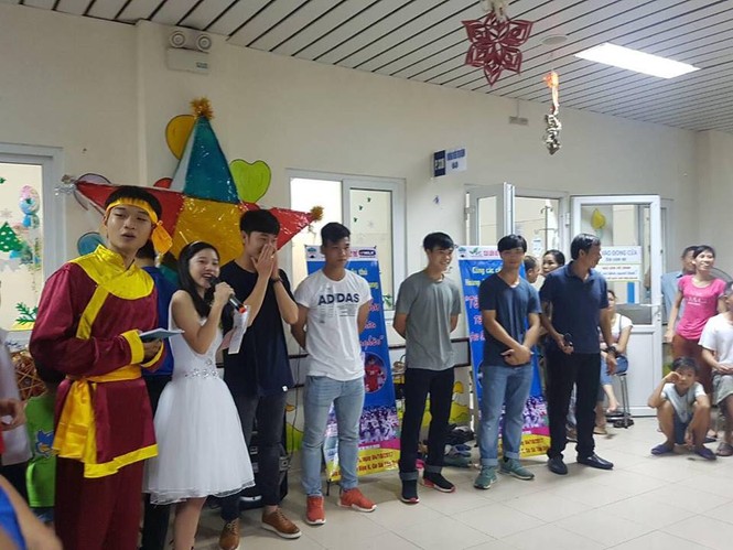 Xuân Trường, Công Phượng mang Trung thu tới các bệnh nhi viện K - ảnh 1