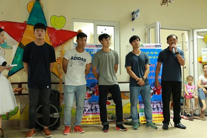 Xuân Trường, Công Phượng mang Trung thu tới các bệnh nhi viện K - ảnh 4