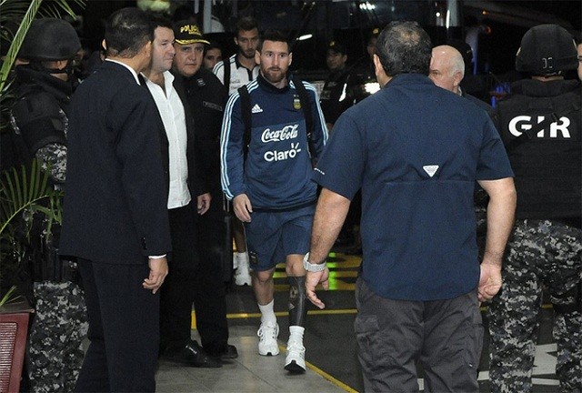 Messi và đồng đội được bảo vệ... tận răng ở Ecuador - ảnh 1