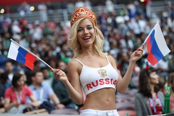 Nữ CĐV Nga quyến rũ nhất World Cup là sao phim... khiêu dâm? - ảnh 2