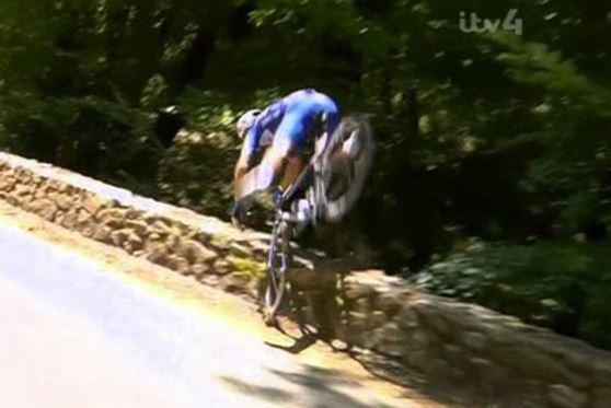 Cua-rơ rơi xuống vực, vẫn cố về đích ở Tour de France - ảnh 1