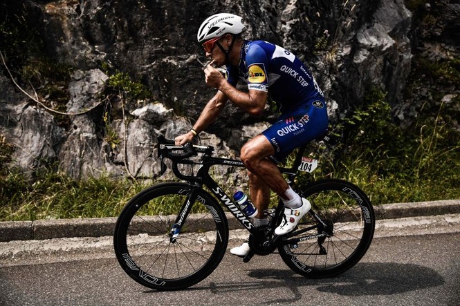 Cua-rơ rơi xuống vực, vẫn cố về đích ở Tour de France - ảnh 6
