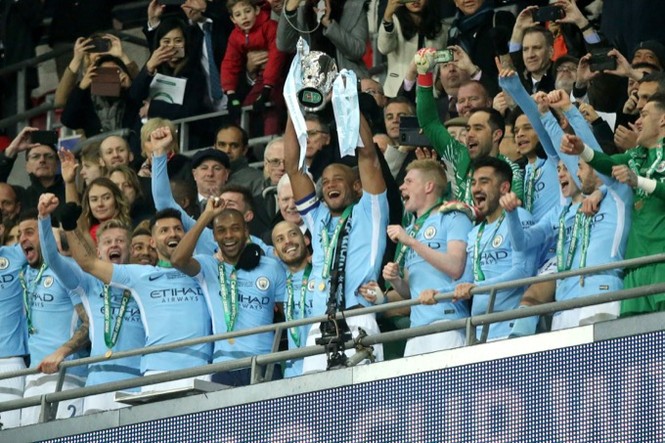 Cựu sao Man City 'hộ tống' cúp Ngoại hạng Anh tới Việt Nam - ảnh 1