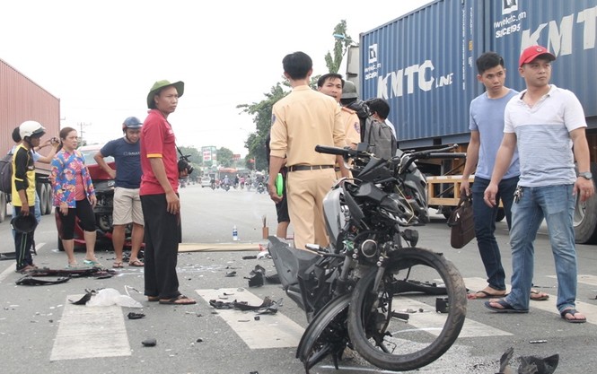 Đâm trực diện vào ô tô, hai người thương vong - ảnh 1