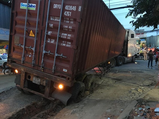 Xe container 'nằm vạ' giao thông tê liệt nhiều giờ - ảnh 1