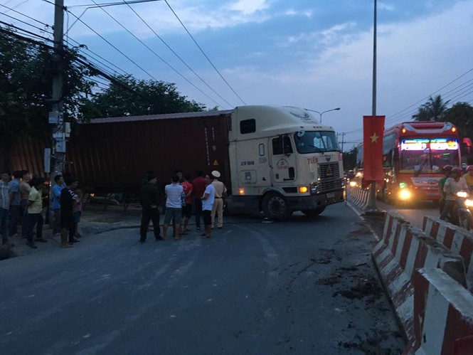 Xe container 'nằm vạ' giao thông tê liệt nhiều giờ - ảnh 2