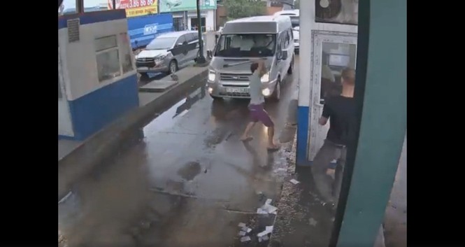 Côn đồ đánh gãy tay nhân viên trạm thu phí ở Bình Dương - ảnh 1