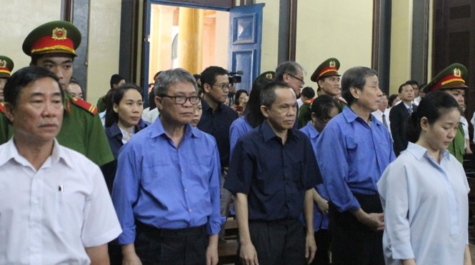 Bà Hứa Thị Phấn điều khiển ban lãnh đạo ở các ngân hàng ra sao? - ảnh 1