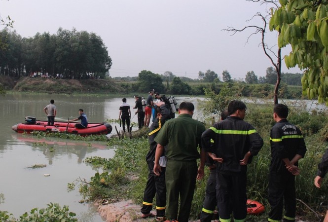 Tắm hồ lúc mưa, người đàn ông bị nước cuốn trôi - ảnh 1