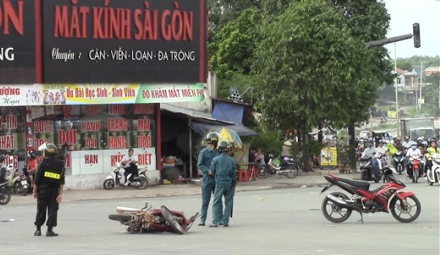 Xe buýt cán qua người khiến 2 thiếu nữ nguy kịch - ảnh 1