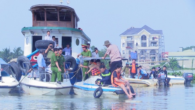 Tìm thấy thi thể thứ 3 trong vụ chìm sà lan trên sông Đồng Nai - ảnh 1