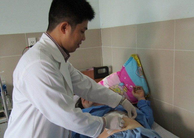 Xương cá dài 5cm đâm thủng dạ dày bệnh nhân; bệnh nhân suýt chết vì xương cá 5cm đâm thủng dạ dày, nuốt xương cá dài 5cm làm thủng dạ dày - ảnh 2