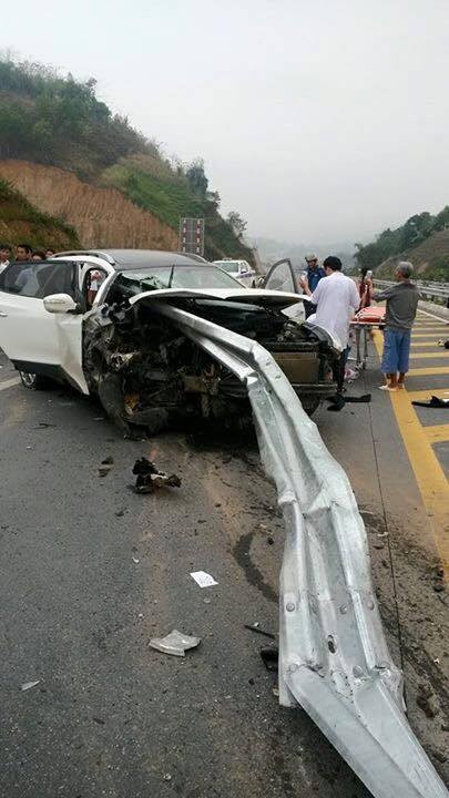 Đâm vào lan can, ôtô bị 'xuyên táo' trên cao tốc dài nhất VN - ảnh 4