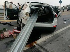 Đâm vào lan can, ôtô bị 'xuyên táo' trên cao tốc dài nhất VN - ảnh 2
