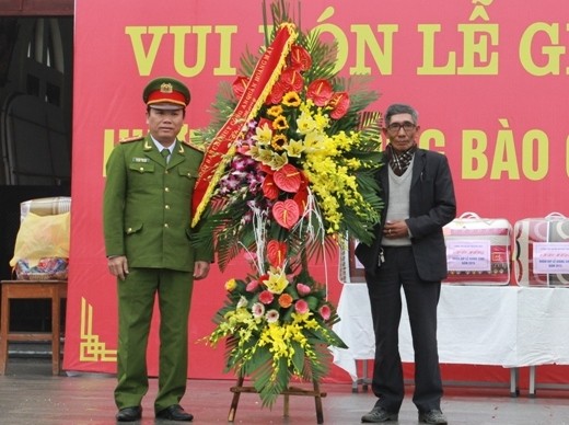 Mừng Giáng sinh, công an đến tận nơi làm thủ tục hành chính cho dân - ảnh 2