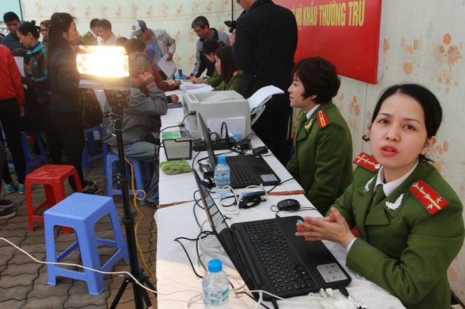 Mừng Giáng sinh, công an đến tận nơi làm thủ tục hành chính cho dân - ảnh 3