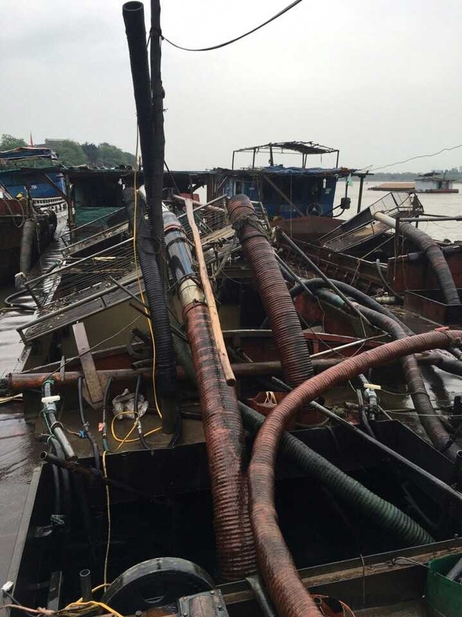 Bắt 2 tàu cát tặc không số trên sông Hồng - ảnh 1