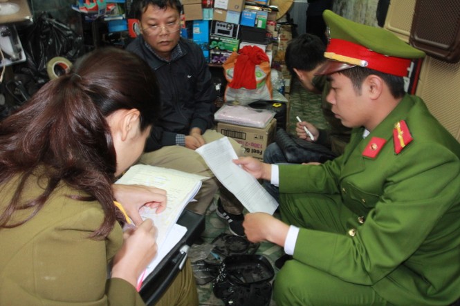 Cảnh sát “lục tung” chợ Trời tìm phụ kiện ô tô trộm cắp - ảnh 8