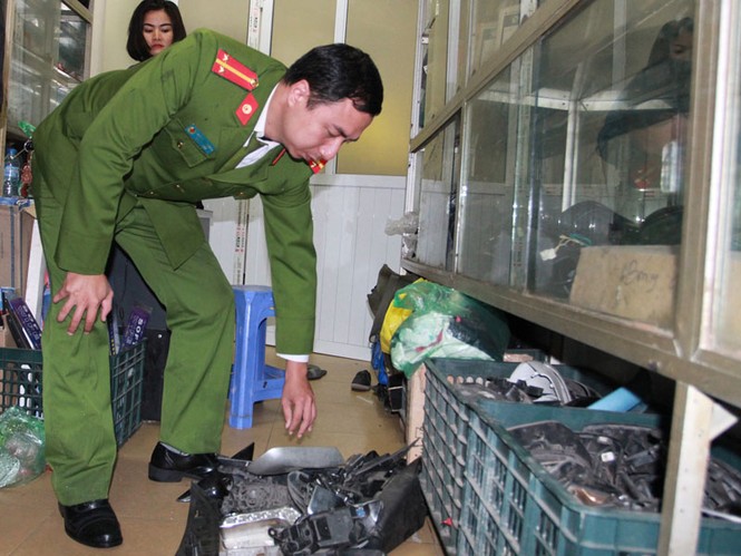 Cảnh sát “lục tung” chợ Trời tìm phụ kiện ô tô trộm cắp - ảnh 10