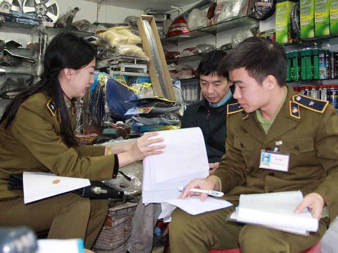 Cảnh sát “lục tung” chợ Trời tìm phụ kiện ô tô trộm cắp - ảnh 2
