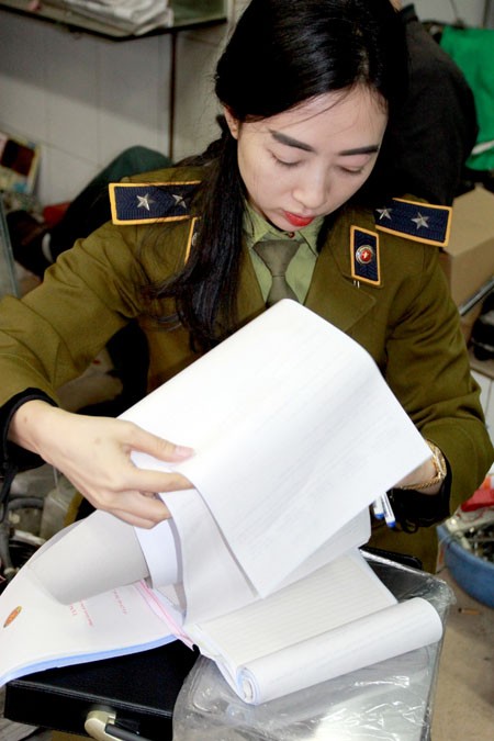 Cảnh sát “lục tung” chợ Trời tìm phụ kiện ô tô trộm cắp - ảnh 3