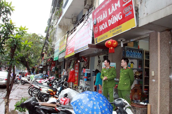 Cảnh sát “lục tung” chợ Trời tìm phụ kiện ô tô trộm cắp - ảnh 5