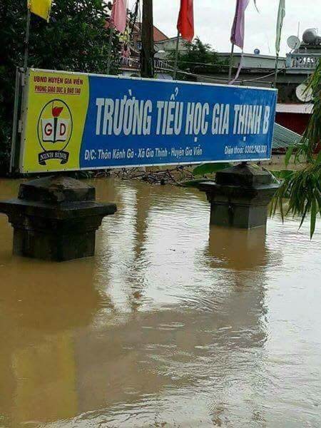 Cận cảnh Ninh Bình chìm trong nước, đường biến thành sông - ảnh 2