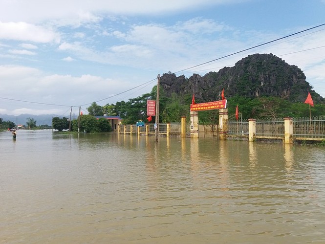 Cận cảnh Ninh Bình chìm trong nước, đường biến thành sông - ảnh 10