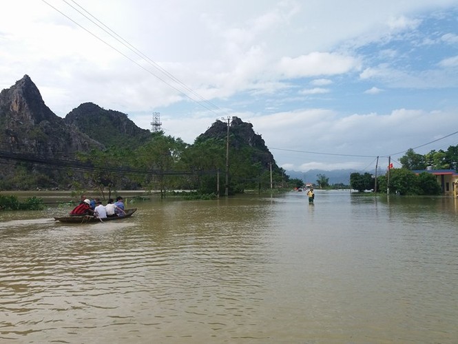 Cận cảnh Ninh Bình chìm trong nước, đường biến thành sông - ảnh 6