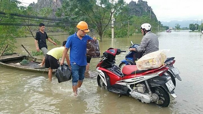 Cận cảnh Ninh Bình chìm trong nước, đường biến thành sông - ảnh 8