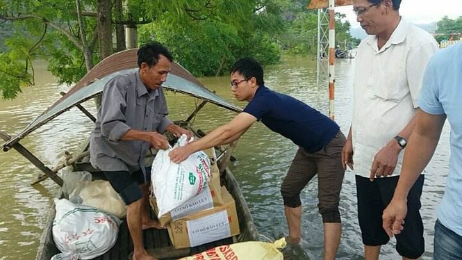 Cận cảnh Ninh Bình chìm trong nước, đường biến thành sông - ảnh 9